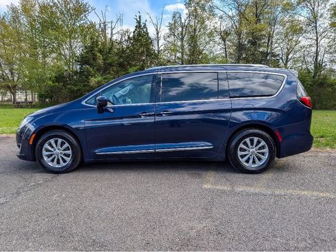 Used 2018 Chrysler Pacifica Touring-L Plus FWD image 9