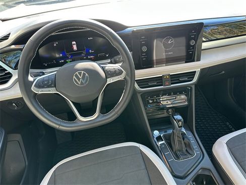 Certified 2025 Volkswagen Taos SE image 28