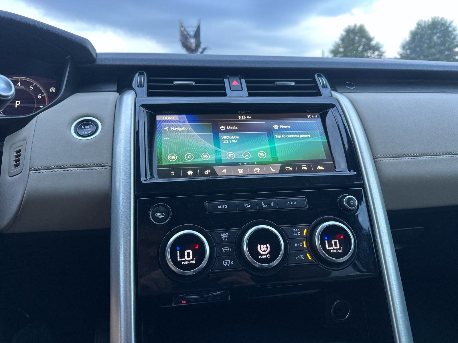 Used 2018 Land Rover Discovery HSE AWD/4WD image 11