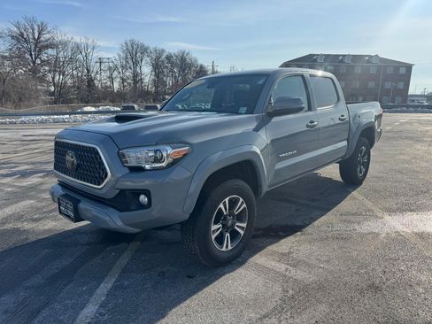 Used 2018 Toyota Tacoma TRD Sport w/ Technology Package image 7