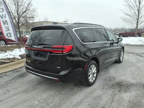 Used 2022 Chrysler Pacifica Touring-L image 4