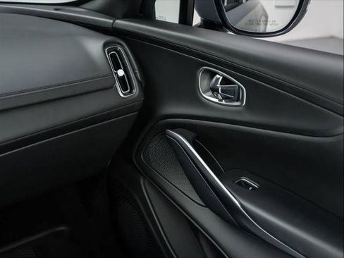 Used 2021 Aston Martin DBX image 24