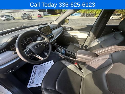 Used 2025 Jeep Compass Limited AWD/4WD image 17