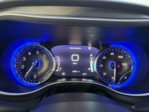 Used 2023 Chrysler Pacifica Touring-L image 14