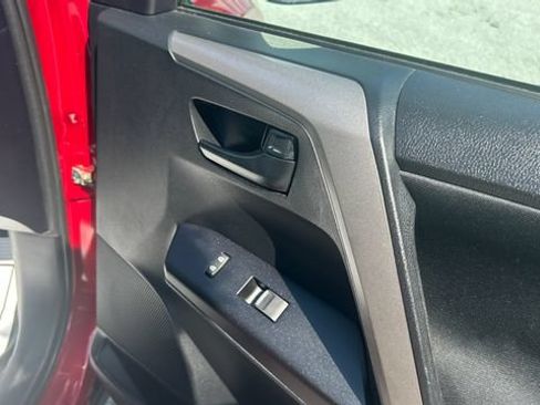 Used 2018 Toyota RAV4 LE AWD/4WD image 46