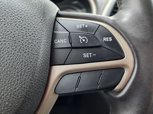 Used 2014 Jeep Cherokee Latitude FWD image 16