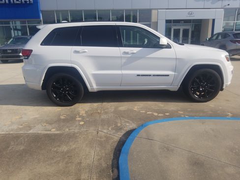 Used 2022 Jeep Grand Cherokee Laredo X RWD image 8