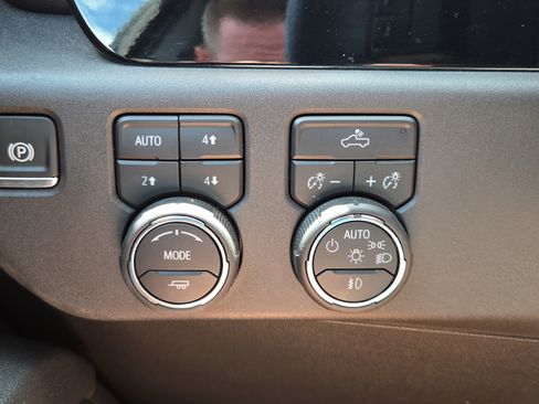 Used 2025 Chevrolet Silverado 1500 LT Trail Boss w/ Convenience Package II AWD/4WD image 24