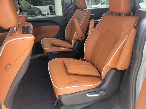 Used 2026 Chrysler Pacifica Pinnacle image 12