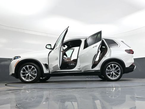 Used 2025 BMW X5 xDrive40i AWD/4WD image 44