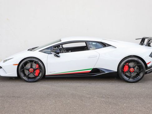 Used 2018 Lamborghini Huracan Performante AWD/4WD image 11