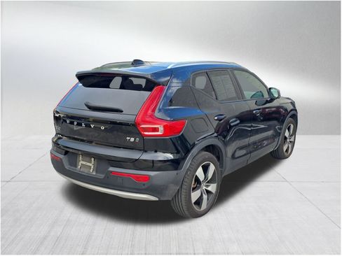 Used 2019 Volvo XC40 T5 Momentum image 4