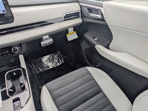 New 2025 Mitsubishi Outlander SE image 18