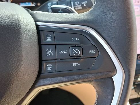 Used 2025 Jeep Grand Cherokee Limited AWD/4WD image 22