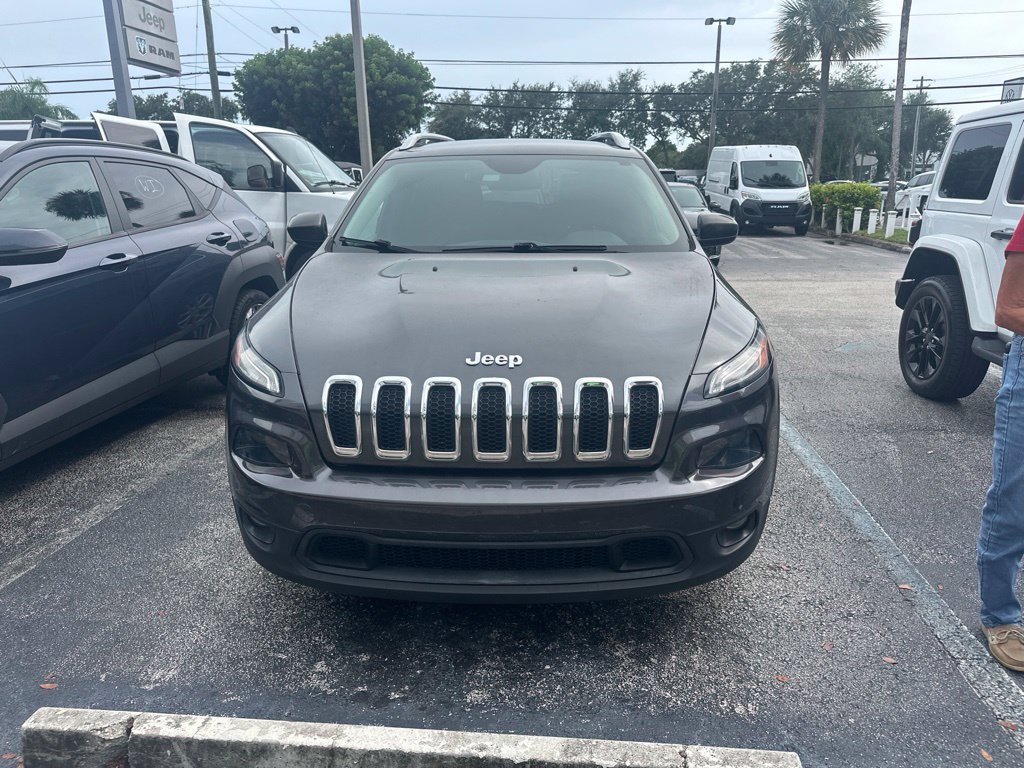 Used 2016 Jeep Cherokee Latitude FWD image 2