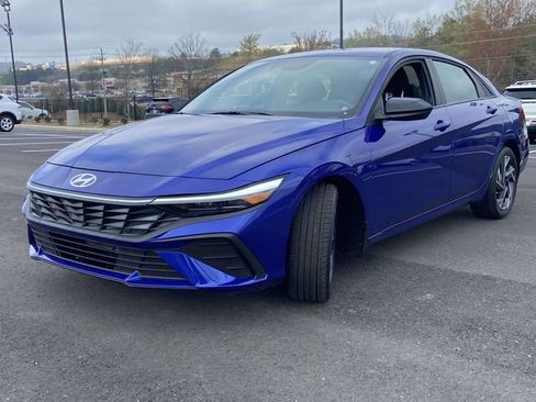 Certified 2025 Hyundai Elantra Sport image 7