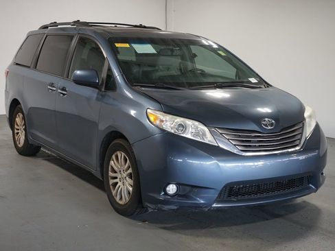 Used 2015 Toyota Sienna XLE image 3