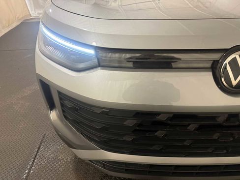 Certified 2025 Volkswagen Tiguan SE w/ Panoramic Sunroof Package image 4