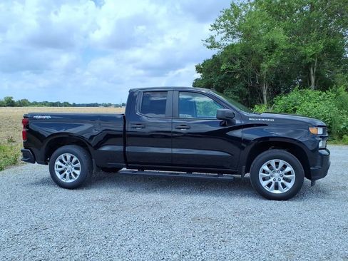 Used 2019 Chevrolet Silverado 1500 Custom w/ Custom Value Package AWD/4WD image 4