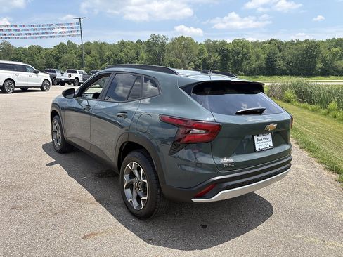 Used 2025 Chevrolet Trax LT FWD image 3