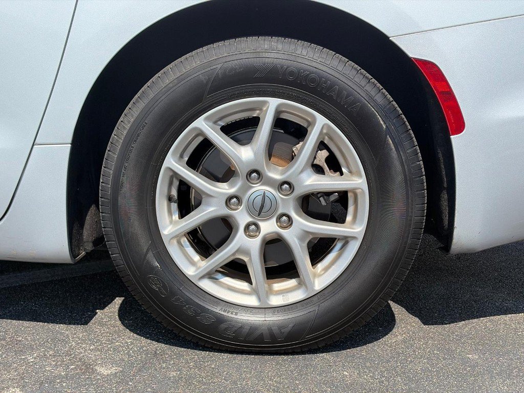 Used 2024 Chrysler Pacifica Touring-L FWD image 9