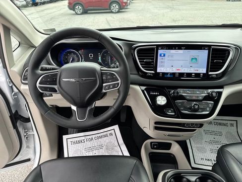 Used 2024 Chrysler Pacifica Touring-L image 14