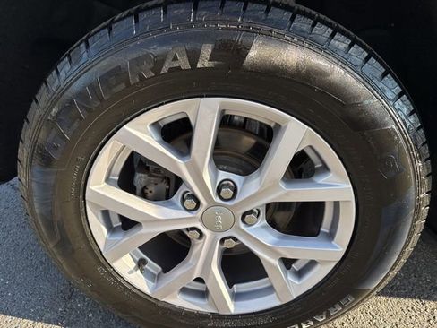 Used 2022 Jeep Grand Cherokee Limited image 9