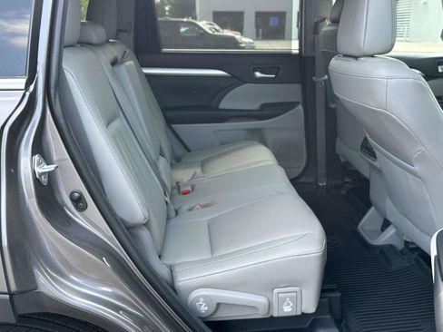 Used 2018 Toyota Highlander XLE FWD image 7