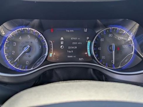 Used 2023 Chrysler Pacifica Touring-L FWD image 8