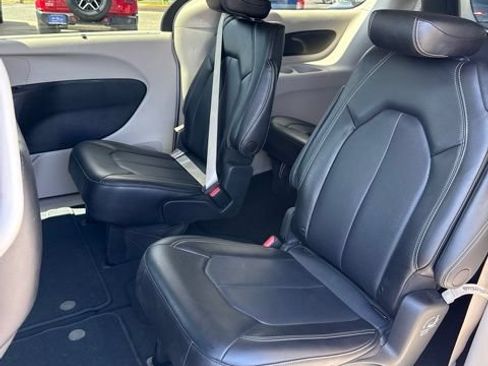 Used 2023 Chrysler Pacifica Touring-L FWD image 17