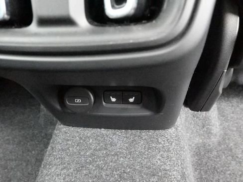 Used 2025 Volvo XC40 B5 Plus AWD/4WD image 32