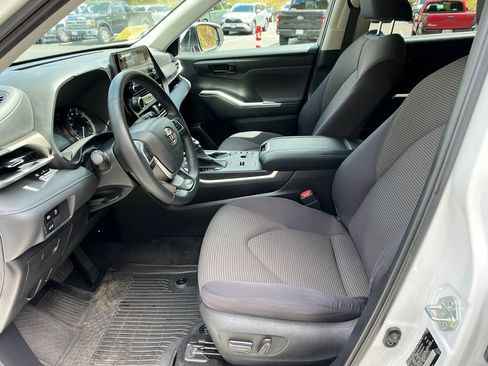 Used 2023 Toyota Highlander LE FWD image 9