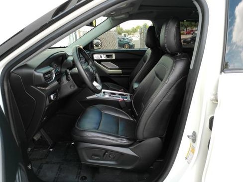 Used 2023 Ford Explorer Limited w/ Limited Technology Package RWD image 16