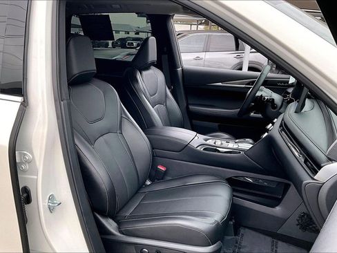 Certified 2025 INFINITI QX60 Luxe w/ Vision Package AWD/4WD image 12