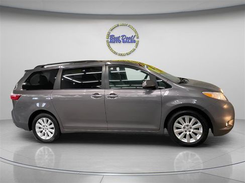 Used 2015 Toyota Sienna XLE w/ XLE Navigation Package AWD/4WD image 7