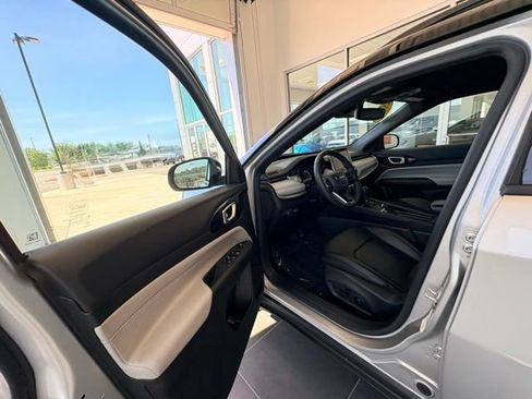 Used 2025 Jeep Compass Limited AWD/4WD image 24