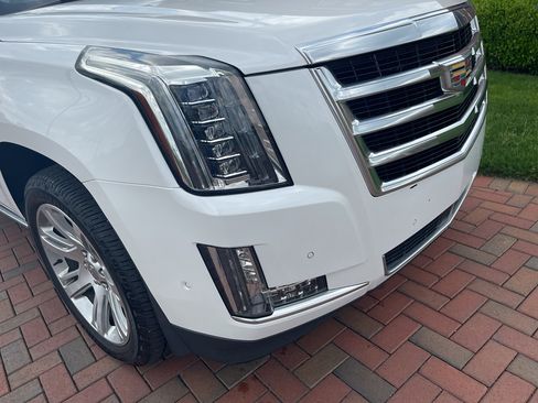 Used 2020 Cadillac Escalade Premium Luxury AWD/4WD image 4