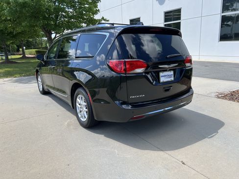 Used 2020 Chrysler Pacifica Touring-L w/ Advanced Safetytec Group FWD image 8
