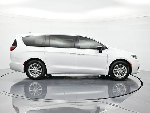 New 2026 Chrysler Pacifica Select FWD image 4