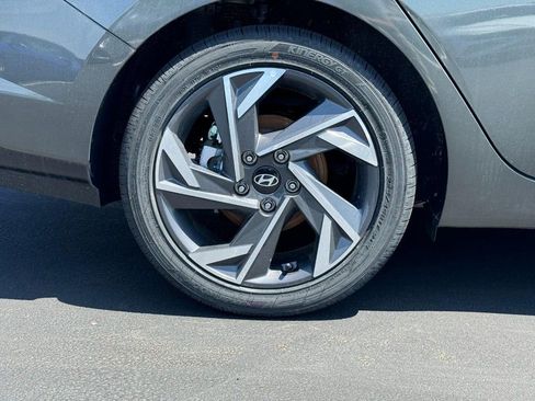Used 2025 Hyundai Elantra Limited image 4