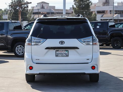 Used 2020 Toyota Sienna SE w/ Nightshade Edition FWD image 5