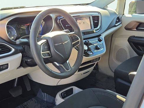 Used 2023 Chrysler Voyager LX image 18