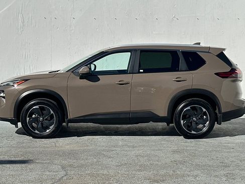 Used 2025 Nissan Rogue SV w/ SV Premium Package image 6