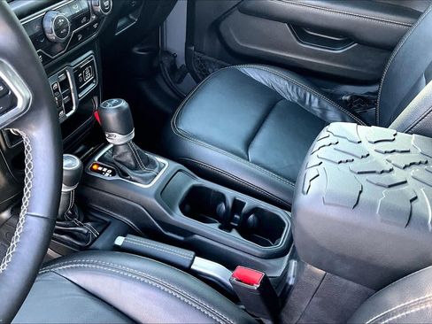 Used 2018 Jeep Wrangler Unlimited Sahara AWD/4WD image 17