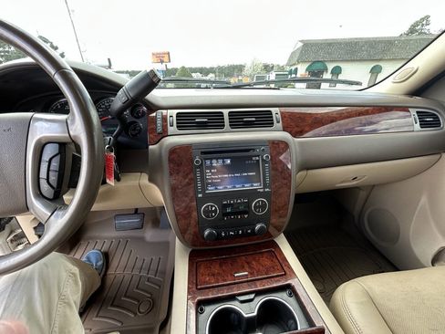 Used 2014 Chevrolet Suburban LTZ image 14