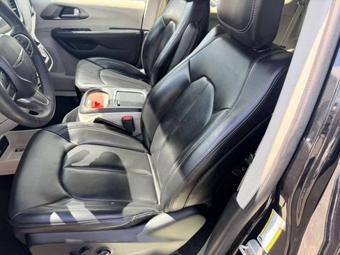 Used 2024 Chrysler Pacifica Limited FWD image 14