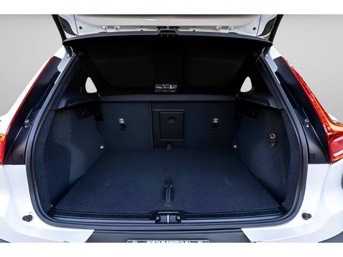 Used 2024 Volvo XC40 B5 Plus w/ Climate Package image 22