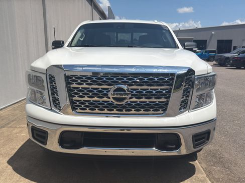 Used 2018 Nissan Titan SV w/ SV Convenience Package AWD/4WD image 8