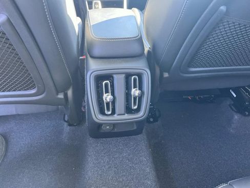 Used 2025 Volvo XC40 B5 Plus image 17