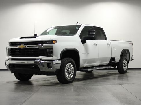 Used 2025 Chevrolet Silverado 2500 LT w/ Convenience Package AWD/4WD image 8